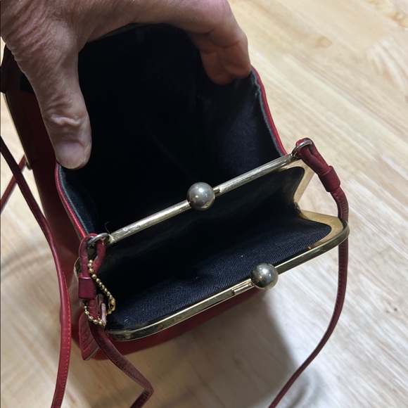 Vintage Chic Red Leather Double Opening Cross Bag - Picture 8 of 13